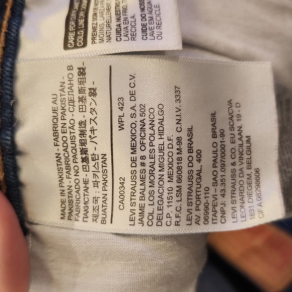 Medium wash Levi's jean shorts size 33! - Picture 3 of 11